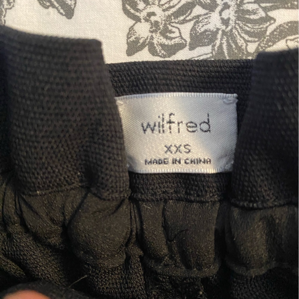 ARITZIA Wilfred Black High Waisted
Paperbag Cuffed Shorts Size:XXS - Picture 3 of 5